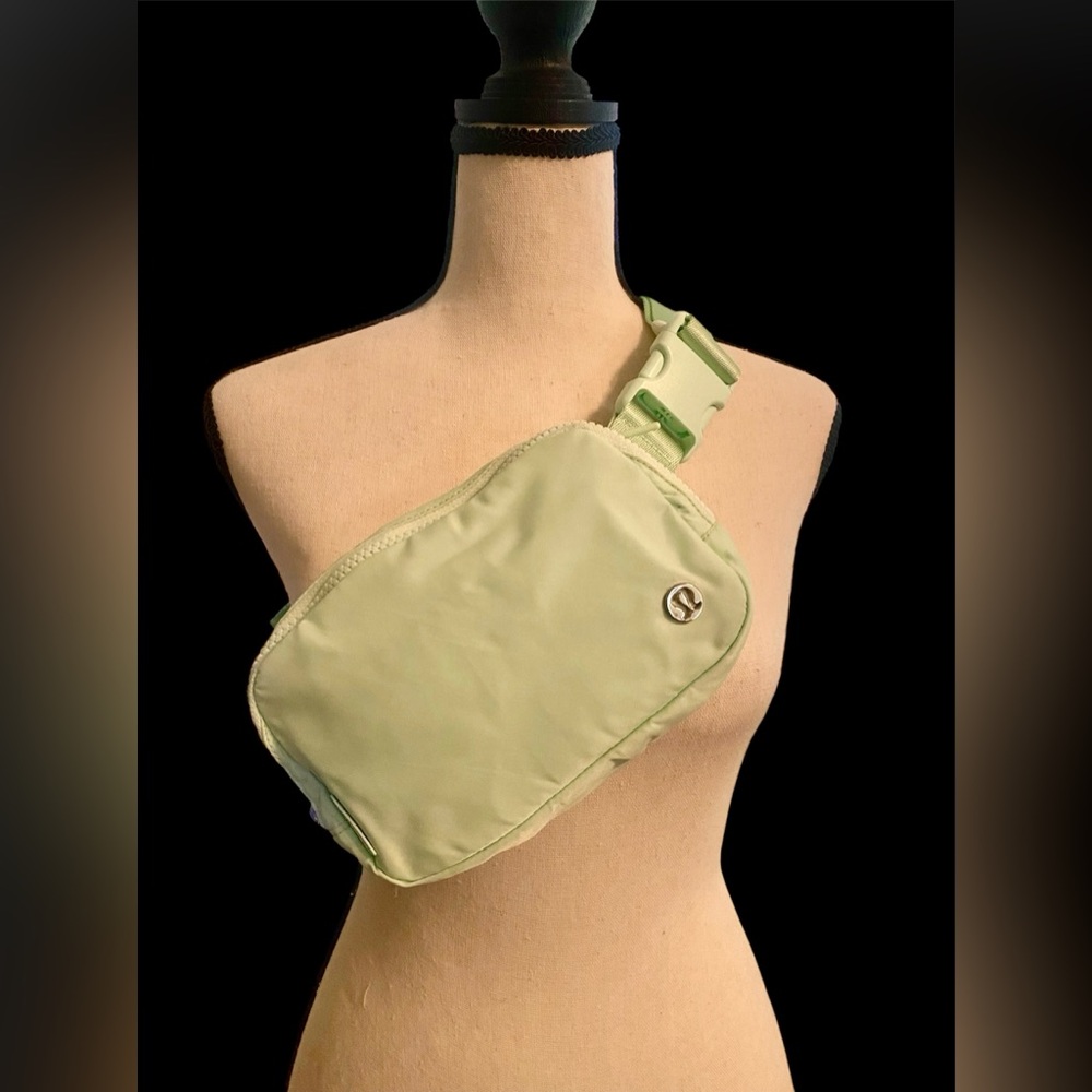 Lululemon Everywhere Belt Bag